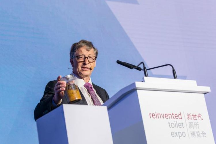 Bill Gates ketika menunjukan toples berisi tinja manusia di depan peserta Reivented Toilet Expo