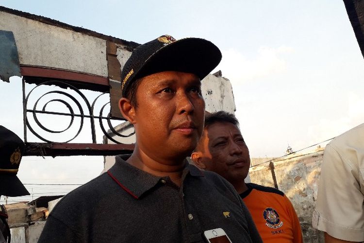 Camat Kembangan Agus Ramdani di lokasi kebakaran Jalan Perumahan Taman Kota, Kembangan Utara, Kembangan, Jakarta Barat pada Jumat (30/3/2018).