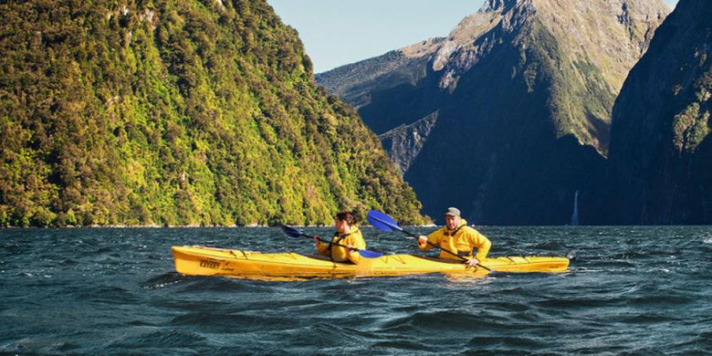 Kayaking, salah satu aktvitas yang bisa dilakukan saat berlibur di Selandia Baru. 