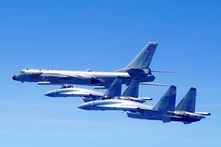 Pesawat pembom H-6K milik China didampingi dua jet tempur Su-35 yang beberapa waktu lalu dilaporkan telah melakukan latihan pendaratan di pulau terumbu karang di Laut China Selatan.