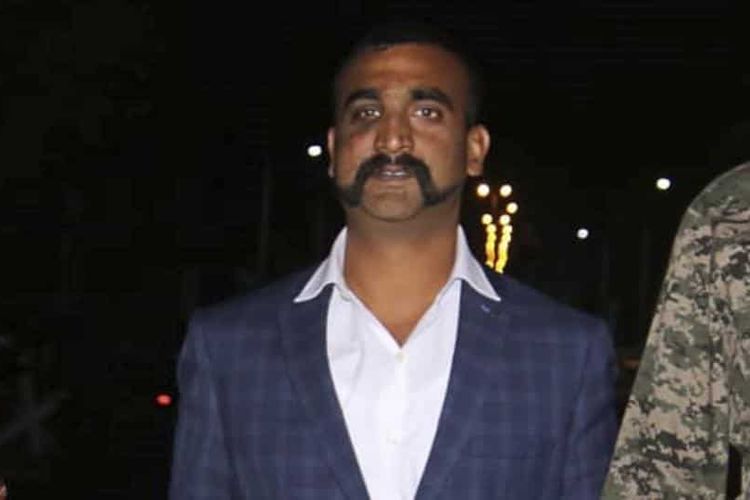 Abhinandan Varthaman, pilot jet tempur India yang disekap Pakistan ketika dibebaskan di gerbang perbatasan dua negara Wagah-Attari Jumat (1/3/2019).