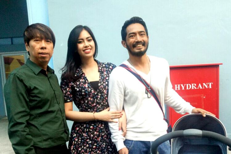 Artis peran Yama Carlos bersama sang istri Arfita Dwi Putri dan kuasa hukumnya, Henry Indraguna dalam sesi wawancara di kawasan Tendean, Jakarta Selatan, Kamis (24/8/2017).