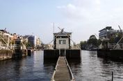Menginap di Hotel Terapung Kanal Amsterdam