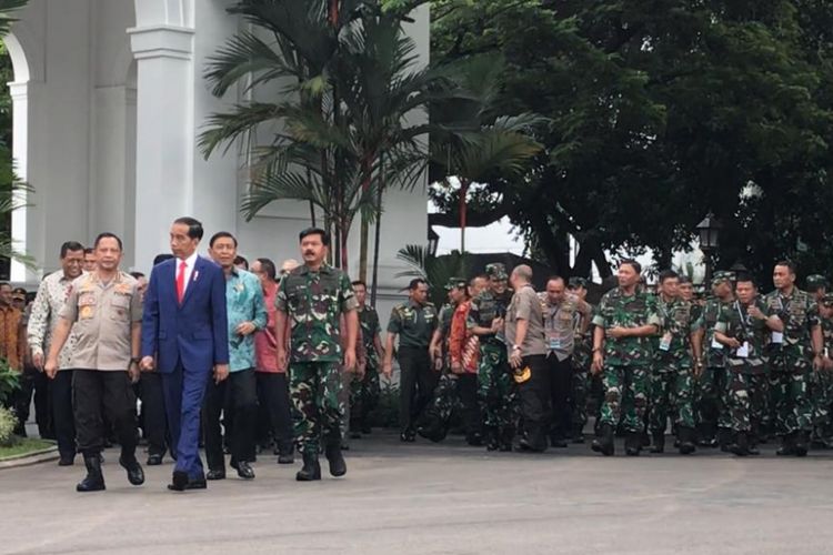 Presiden Joko Widodo hendak mengikuti sesi foto bersama seluruh Rapim TNI-Polri 2019 di Istana Kepresidenan Jakarta, Selasa (29/1/2019).