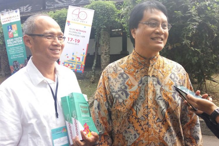 Tri Haryo Susilo (kanan), Ketua Tim Editor Buku Korporasi Tangguh Indonesia dalam Menghadapi Krisis 2008 dan 2014. Buku ini sengaja dibuat sebagai sumbangsih pemikiran kiat-kiat sukses 30 perusahaan di Indonesia bertahan menghadapi krisis.