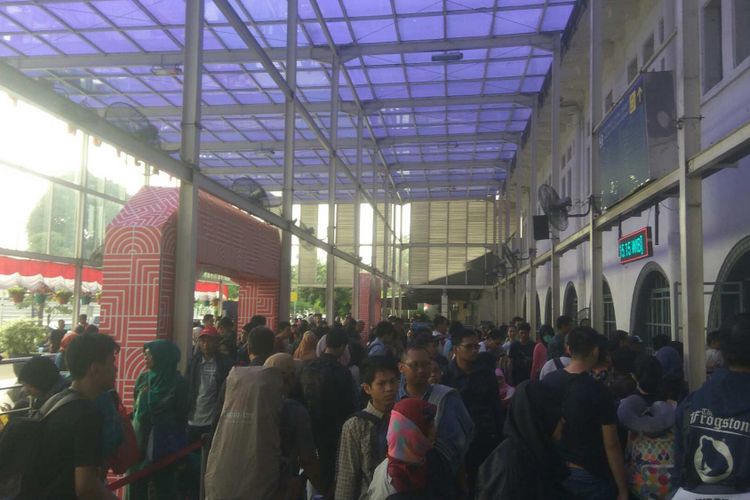 Antrean penumpang mudik di Stasiun Pasar Senen menjelang libur panjang Idul Adha, Kamis (31/8/2017).