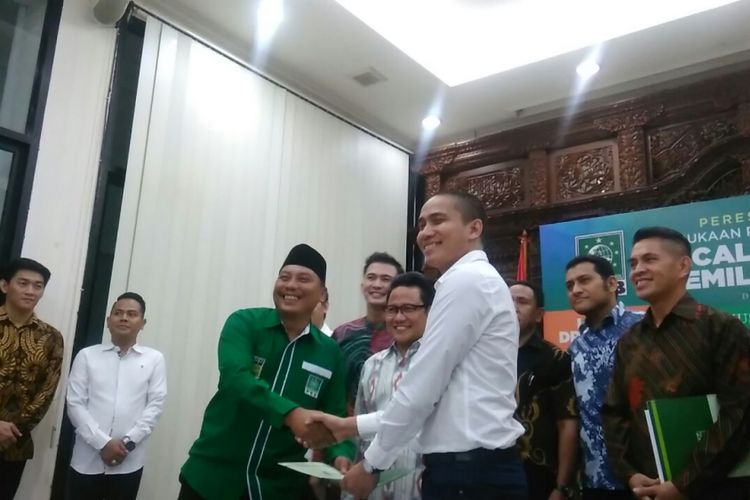 Musisi Ressa Herlambang menerima dokumen pendaftaran bakal calon legislatif dari pengurus Partai Kebangkitan Bangsa (PKB), di Graha Gus Dur, Jakarta, Senin (11/12/2017).