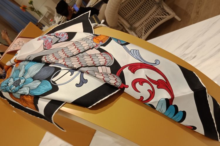 Salah satu syal koleksi The New Bvlgari Spring Summer 18 Leather Goods and Accessories yang dipamerkan di acara peluncuran koleksi di Fairmont Hotel, Jakarta, Kamis (8/2/2018).