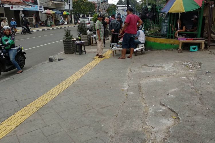 Melihat Trotoar Pasar Rawa Bening, Ada yang Rapi, Ada yang 