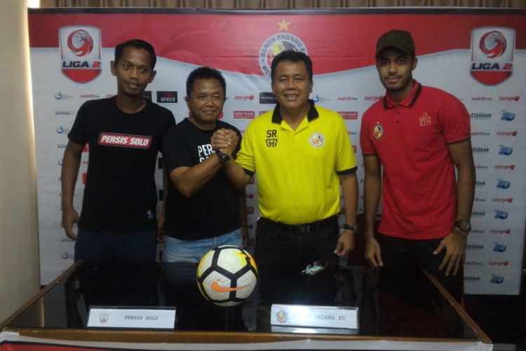 Pelatih Persis Solo dan Semen Padang salam kompak sebelum  konfrensi pers jelang pertandingan,  Minggu (14/10/2018)