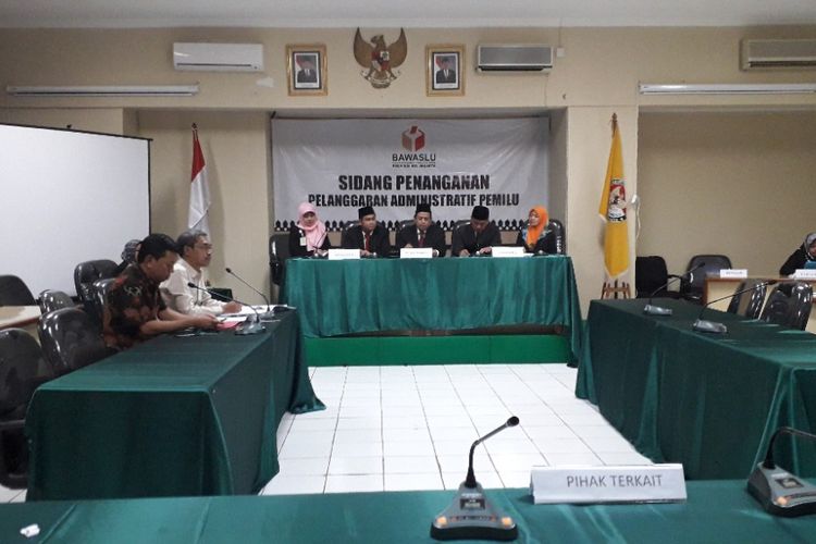 Suasana sidang pemeriksaan pihak terkait dugaan pelanggaran kampanye Jokowi-Maruf di Kantor Bawaslu DKI Jakarta, Rabu (24/10/2018).