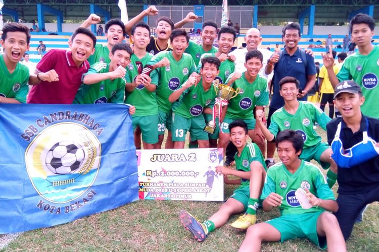 Para pemain SSB Candrabhaga bergembira saat menjadi juara kedua Turnamen U15 Piala Sumpah Pemuda 2018 Askot Jakarta Timur, Minggu (18/11/2018) di Stadion Bea Cukai Rawamangun. Striker Henride Rizky Tompodung (nomor 10) menjadi pencetak gol terbanyak.
