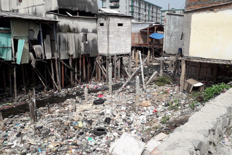 Kali Gendong di Penjaringan, Jakarta Utara, tampak penuh dengan sampah, Jumat (30/11/2018).