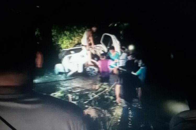 Mobil Terrios BN 1276 QB dengan empat penumpang yang berhasil dievakuasi dari lokasi banjir Desa Delas, Bangka Selatan, Sabtu (8/12/2018) sekitar pukul 21.20 WIB.