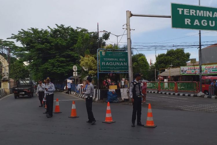 Rekayasa lalu lintas diberlakukan di kawasan Taman Margasatwa Ragunan untuk mempersiapkan meningkatnya volume kendaraan jelang libur akhir tahun (24/12/2018).