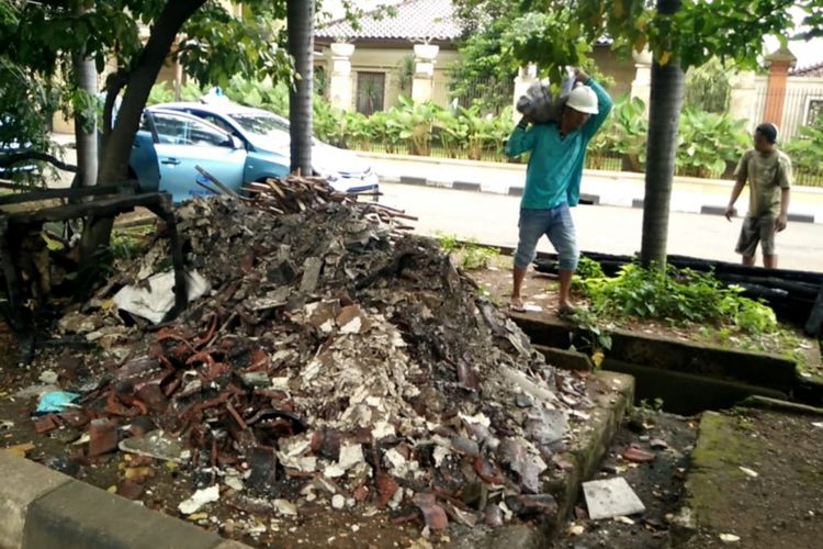 Puing-puing kebakaran di rumah Ketua DPR Bambang Soesatyo dibersihkan, Senin (18/2/2019)