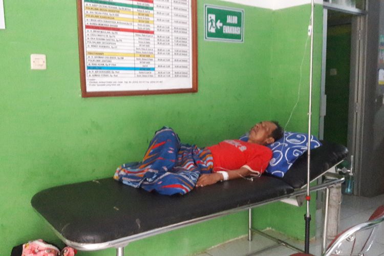 Tolib Ahmad (67) terbaring lemah di Puskesmas Munjul, Kabupaten Pandeglang, Banten, Minggu (3/3/2019). Video Tolib saat dibawa ke puskesmas, viral lantaran harus ditandu selama empat jam oleh anak dan saudaranya. 