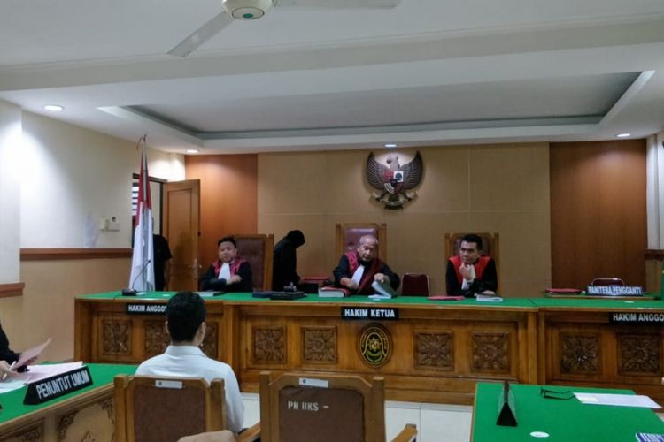 Terdakwa kasus pembunuhan satu keluarga di Bekasi, Haris Simamora usai jalani sidang perdana di Pengadilan Negeri Bekasi, Kota Bekasi, Senin (11/3/2019).