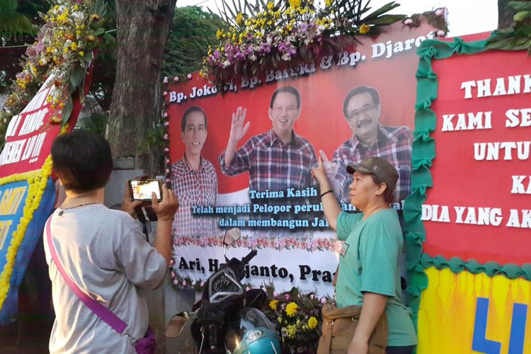 Sejumlah karangan bunga untuk Presiden Joko Widodo, mantan Gubernur DKI Jakarta Basuki Tjahaja Purnama (Ahok), dan Gubernur DKI Jakarta Djarot Saiful Hidayat dipasang di area luar Lapangan Banteng, Jakarta Pusat. Relawan pendukung Jokowi, Ahok, dan Djarot menggelar acara Kaleidoskop dan Terima Kasih Gubernur 2012-2017 pada hari ini.