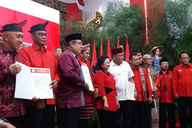 Ketua Umum PDI Perjuangan Megawati Soekarnoputri (tengah) bersama pasangan calon gubernur-wakil gubernur empat daerah, di Kantor DPP PDI-P, Jalan Diponegoro, Jakarta Pusat, Minggu (17/12/2017).