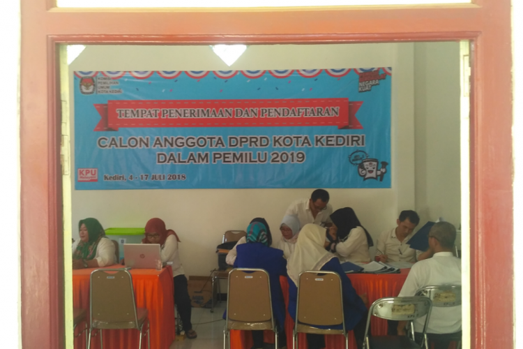 Suasana pendaftaran caleg hari terakhir di KPU Kota Kediri, Jawa Timur, Selasa (17/7/2018).