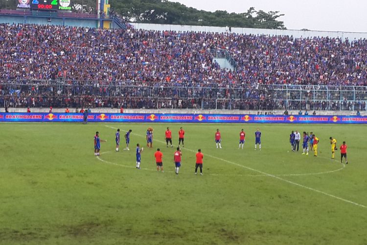 Para pemain Arema FC usai ditahan imbang Persib Bandung 2-2 di Stadion Kanjuruhan, Kabupaten Malang, Jumat (22/2/2019)