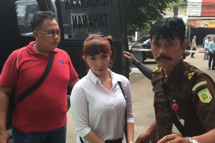 Roro Fitria tiba di PN Jakarta Selatan, Ampera Raya, Kamis (28/6/2018) untuk menjalani sidang beragenda pembacaan dakwaan dalam kasus penyalahgunaan narkoba.