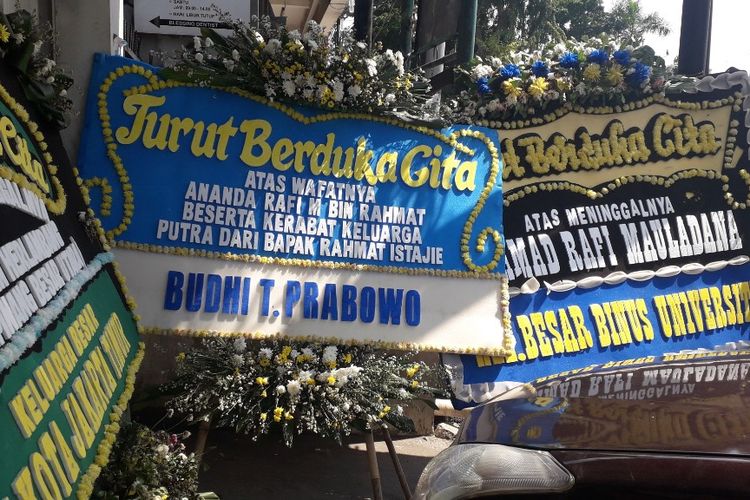 Karangan bunga di depan rumah Rafi, korban kecelakaan Tol Cipali, di kawasan Cipinang, Selasa (18/6/2019).