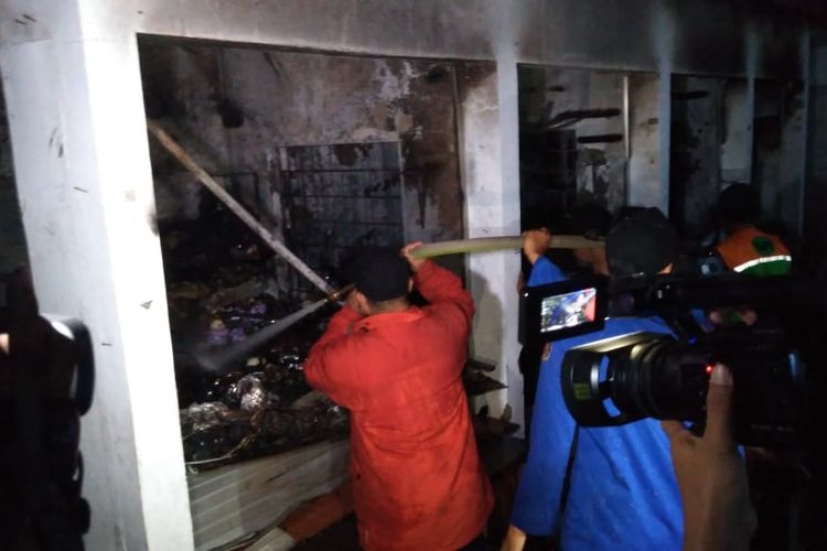 Petugas damkar berupaya memadamkan api yang membakar kios di lantai 2 Pasar Manis Purwokerto, Selasa (9/4/2019)