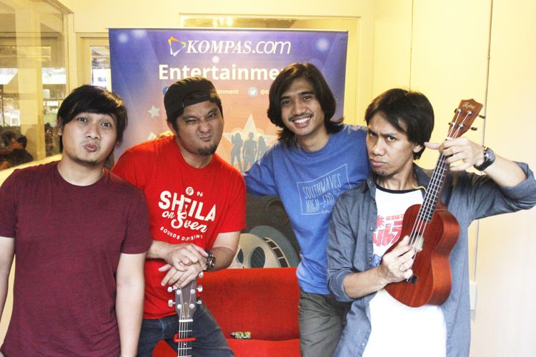 Grup band Sheila On 7 beraksi dalam program Selebritas Beraksi Kompas.com yang disiarkan langsung dari Coffee War, Kemang Timur, Jakarta Selatan, Selasa (30/1/2018). Duta, Eros, Adam, dan Brian berbincang soal singel terbaru mereka yang berjudul Film Favorit.