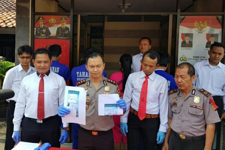 Kapolres Subang AKBP M Joni tengah memperlihatkan barang bukti saat rilis penangkapan para pelaku kekerasan dan pencurian di Subang, dengan modus perkenalan di media sosial yang berujung pada penggerebekan yang dilakukan seorang pria terhadap istri sirinya. 