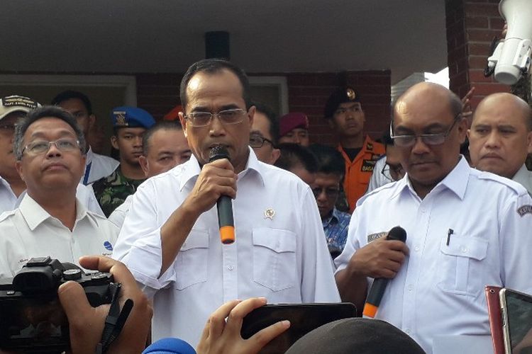 Menteri Perhubungan Budi Karya Sumadi di Posko Terpadu Bandara Soekarno-Hatta, Cengkareng, Tangerang pada Senin (29/10/2018).