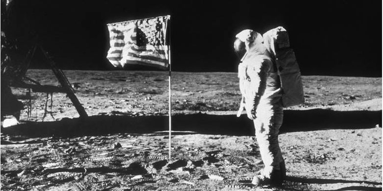 Juli 1969, astronot Amerika Serikat, Edwin Buzz Aldrin, terekam di permukaan Bulan dekat bendera AS dalam misi Apollo 11. Aldrin merupakan orang kedua yang berjalan di Bulan setelah Neil Armstrong.| Arsip Kompas