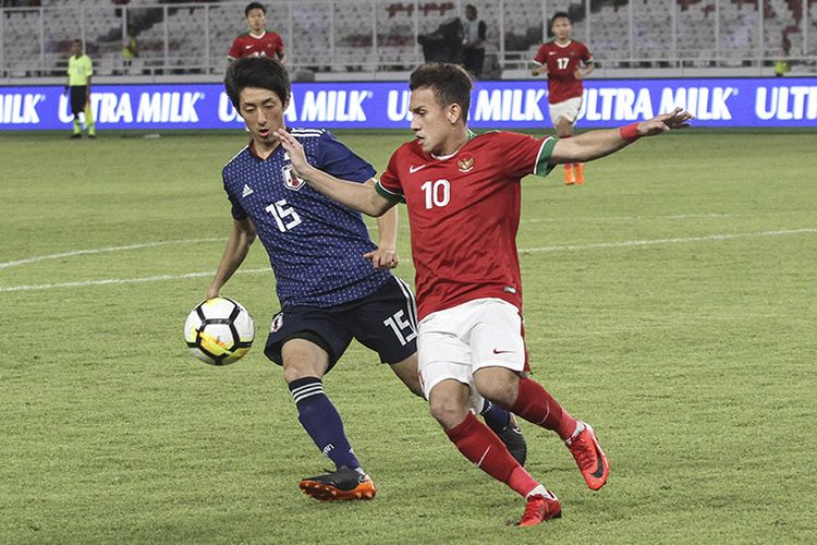 Pesepak bola timnas Indonesia U-19 Egy Maulana (kanan) berebut bola dengan pesepak bola timnas Jepang U-19 Kawai Ayumu (kiri) dalam laga persahabatan di Stadion Utama Gelora Bung Karno (SUGBK), Senayan, Jakarta, Minggu (25/3/2018). Indonesia kalah dari Jepang dengan skor akhir 1-4.