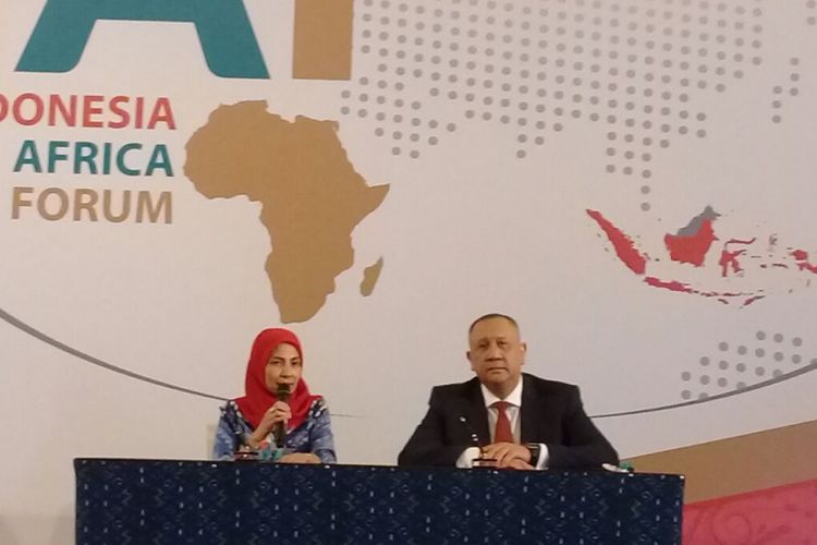 CEO Standard Chartered Bank Indonesia Rino Donosepoetro dan CEO Indonesia Eximbank Sinthya Roesli memaparka kerja sama fasilitas ekspor untuk eksportir Indonesia ke Afrika, dalam acara Indonesia Africa Forum 2018 di Nusa Dua, Bali, Selasa (10/4/2018)