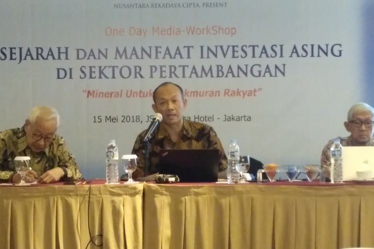 Praktisi eksplorasi Ikatan Ahli Geologi Indonesia (IAGI) Adi Maryono (tengah) menjadi pembicara dalam acara Sejarah dan Manfaat Investasi Asing di Sektor Pertambangan di Jakarta, Selasa (15/5/2018).