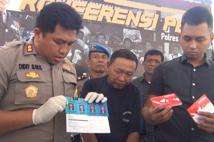 Pelaku (tengah kaos biru) penipuan berkedok penerimaan pegawai negri sipil, saat rilis di mapolres Trenggalek Jawa Timur (05/09/2019).