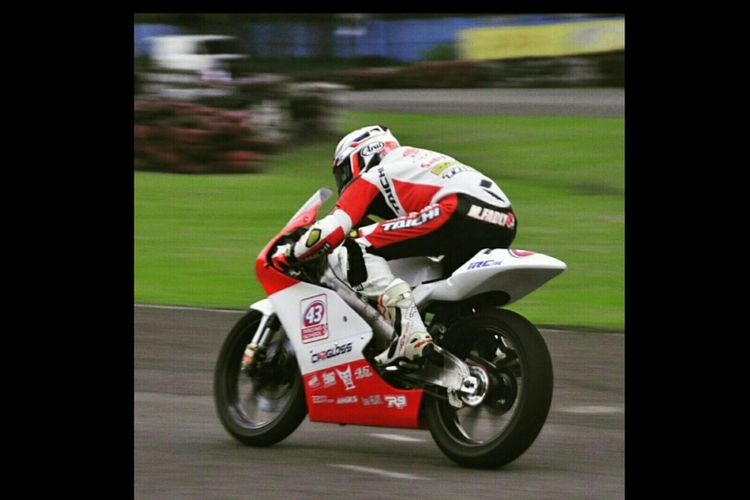 Kegiatan pelatihan balap motor yang diselenggarakan sekolah balap 43 Racing School di Sirkuit Karting Sentul, Bogor.