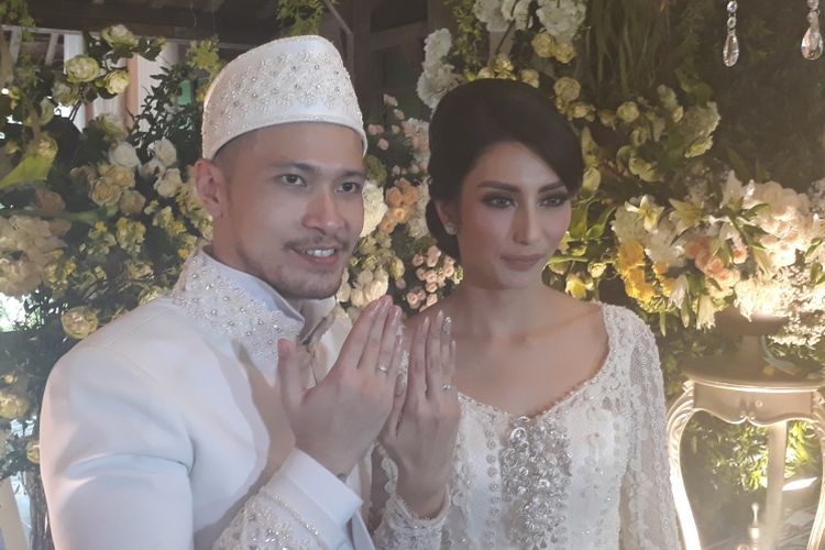 Artis peran Tyas Mirasih (30) resmi menikah dengan Raden Muhamad Soedjono (31) di Plataran Cilandak, Cilandak KKO Marinir, Jakarta Selatan, Sabtu (8/7/2017). 