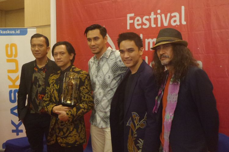 Tim Film Night Bus menjalani pemotretan dalam perhelatan Festival Film Indonesia (FFI) 2017 di Grand Kawanua International City, Manado, Sulawesi Utara, Sabtu (11/11/2017) malam. Night Bus meraih penghargaan Film Terbaik FFI 2017.