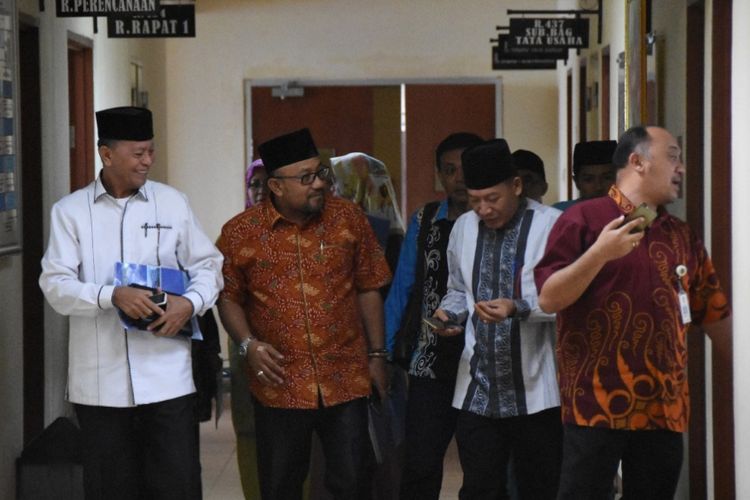 Sejumlah bakal calon terlihat akrab saat hendak keluar ruangan seusai mengikuti tes kesehatan beberapa waktu lalu di RSUD yang ada di Kota Tanjungpinang.