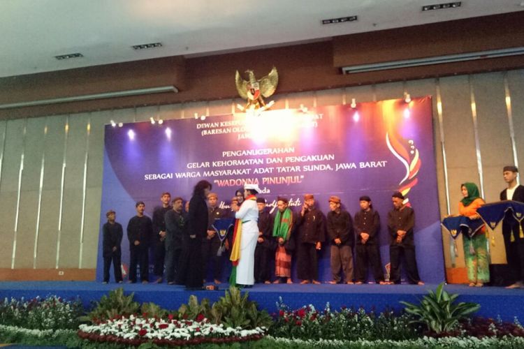 Menteri Kelautan dan Perikanan Susi Pudjiastuti mendapatkan penganugerahan gelar kehormatan Wadonna Pinunjul Dewan Kesepuhan Masyarakat Adat Jawa Barat. 