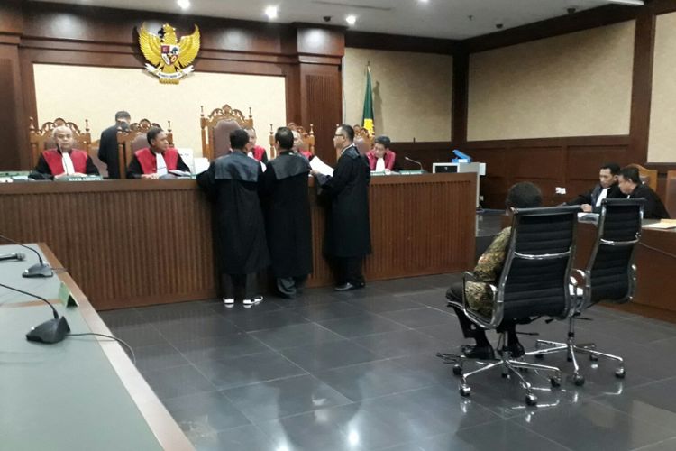 Sidang di Pengadilan Tipikor Jakarta, dengan agenda memberikan tanggapan dari jaksa KPK atas eksepsi auditor utama BPK Rochmadi Saptogiri, Rabu (1/11/2017).
