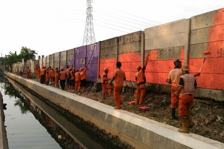 PPSU dari 7 kelurahan di Tanjung Priok mengecat dinding Taman BMW, Jumat (4/8/2017)