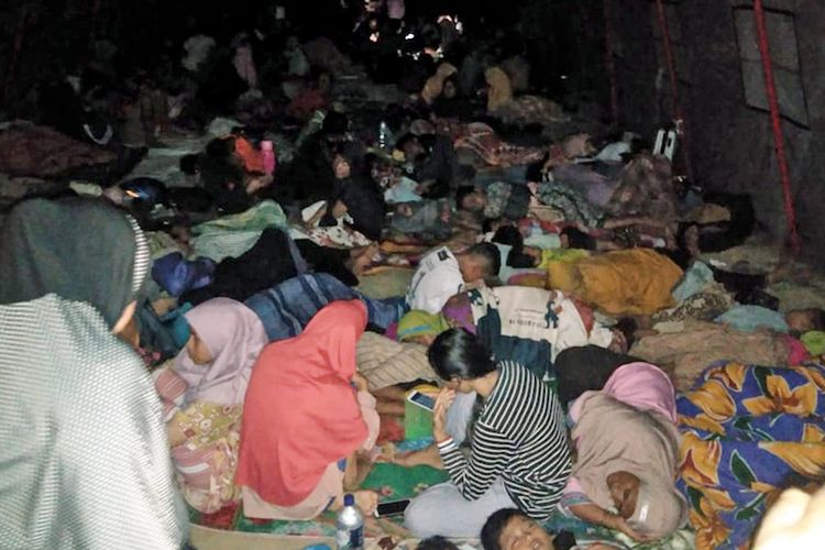 Warga tidur di tenda pengungsian di halaman Masjid Al-Khairaat, pascagempa di Halmahera Selatan, Maluku Utara, Minggu (14/7/2019). Warga tidur di luar rumah pascagempa bumi dennen magnitudo (M) 7,2 pukul 16.10 di 62 kilometer sebelah timur laut Labuha, Maluku Utara.