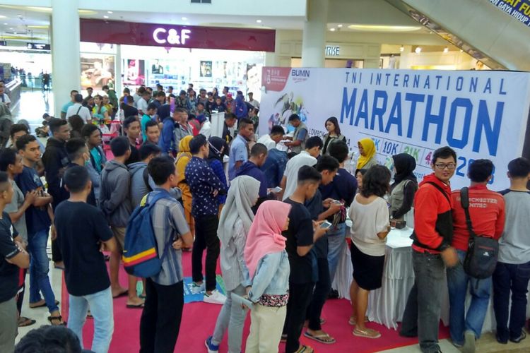 Peserta TNI International Marathon 2018 saat registrasi peserta, di Mataram, Jumat (2/11/2018).