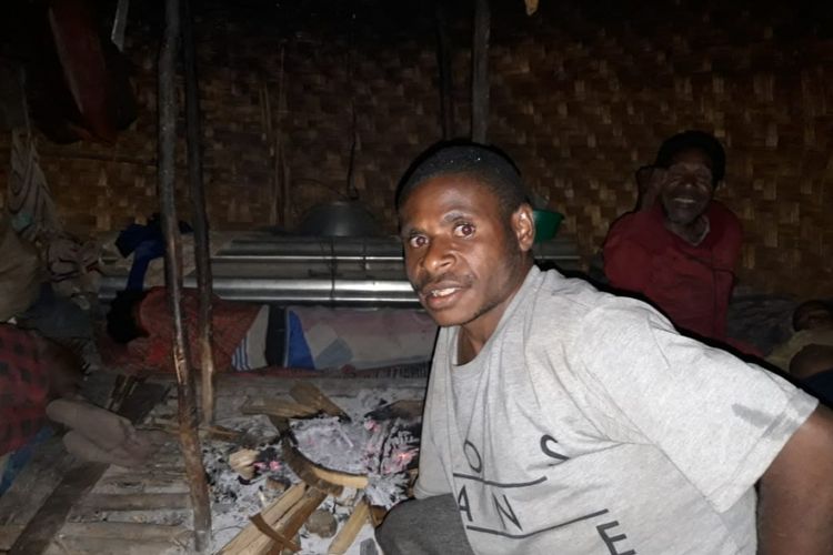Yosafat Kuebli, warga Puldama, Yahukimo, Papua sebelum rumahnya dialiri listrik. 