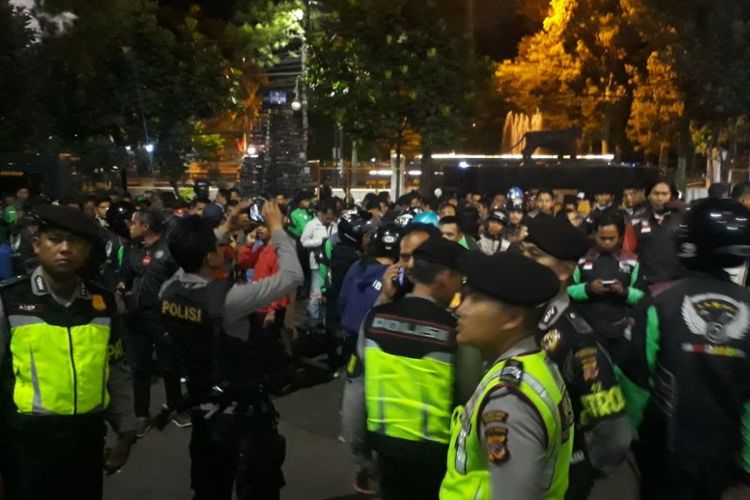 Para driver ojek online mendatangi Mapolrestabes Bandung. Mereka meminta polisi mengusut tuntas kasus penusukan yang menimpa rekan mereka, Senin (25/12/2017).