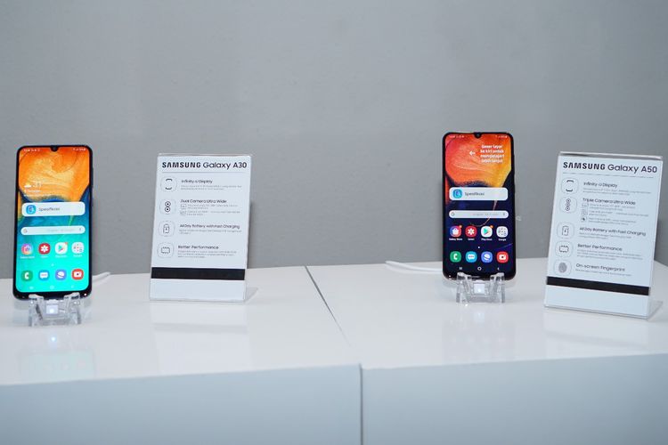 Samsung Galaxy A30 (kiri) dan Galaxy A50.

