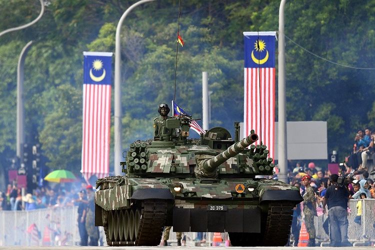 Salah satu tank milik militer Malaysia saat parade perayaan Hari Nasional di Putrajaya, Agustus 2018.